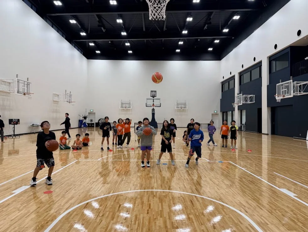 体育館でバスケットボールの練習に励む子どもたち