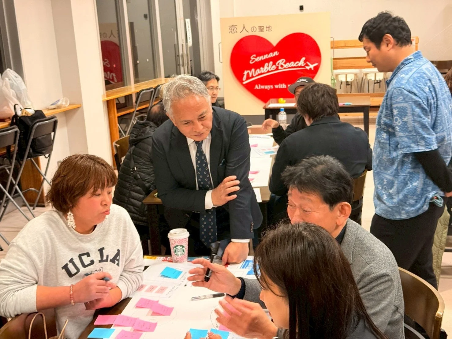 ワークショップで意見を出し合う参加者