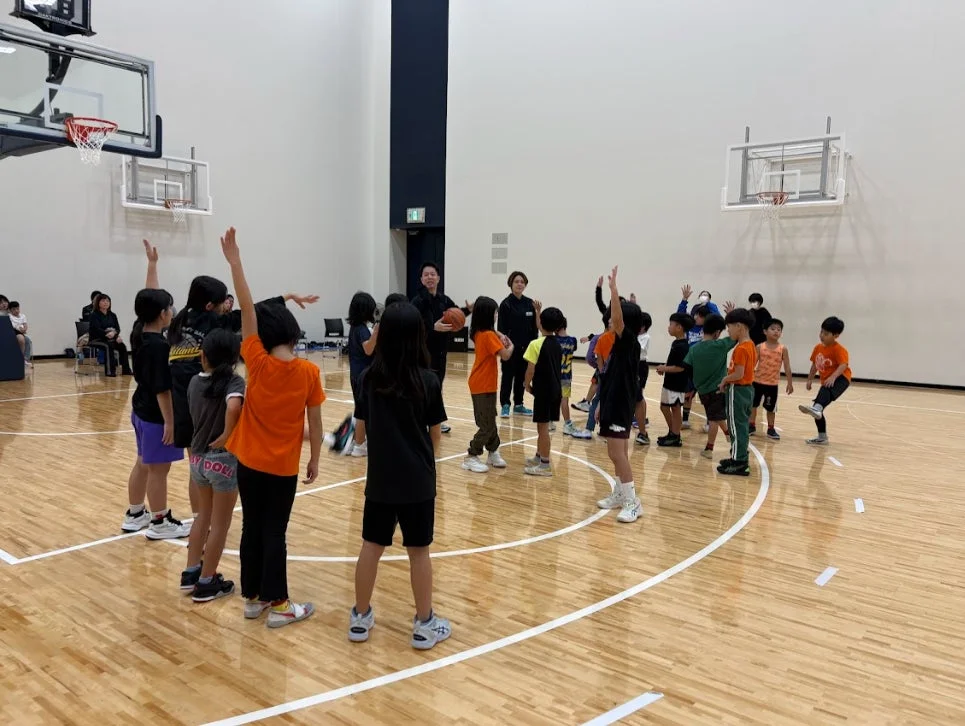 子どもたちがバスケットボールの練習をしている様子