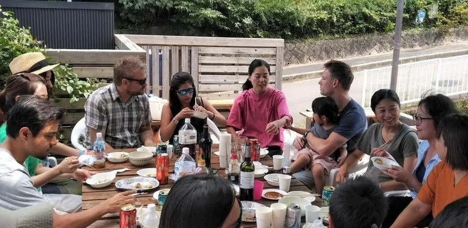 屋外で食事を楽しむ多様な人々