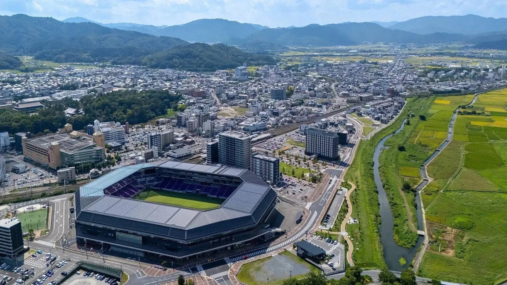 山々に囲まれた都市を空撮した写真