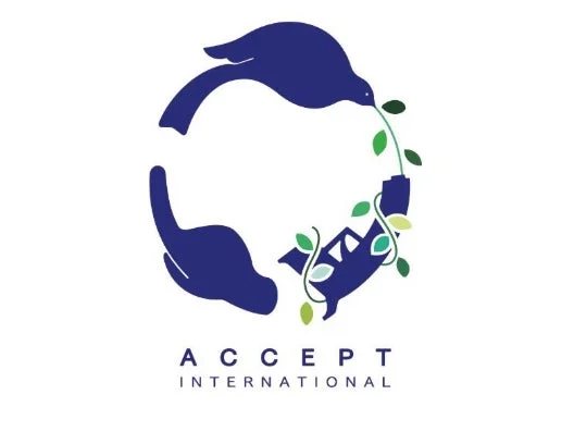 青い鳩、手、植物が絡む車が円形に配置されたロゴ。環境保護、リサイクル、平和、持続可能性への協力を象徴し、「ACCEPT INTERNATIONAL」の文字が添えられています。