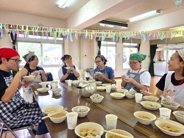 保護者が料理をしている様子