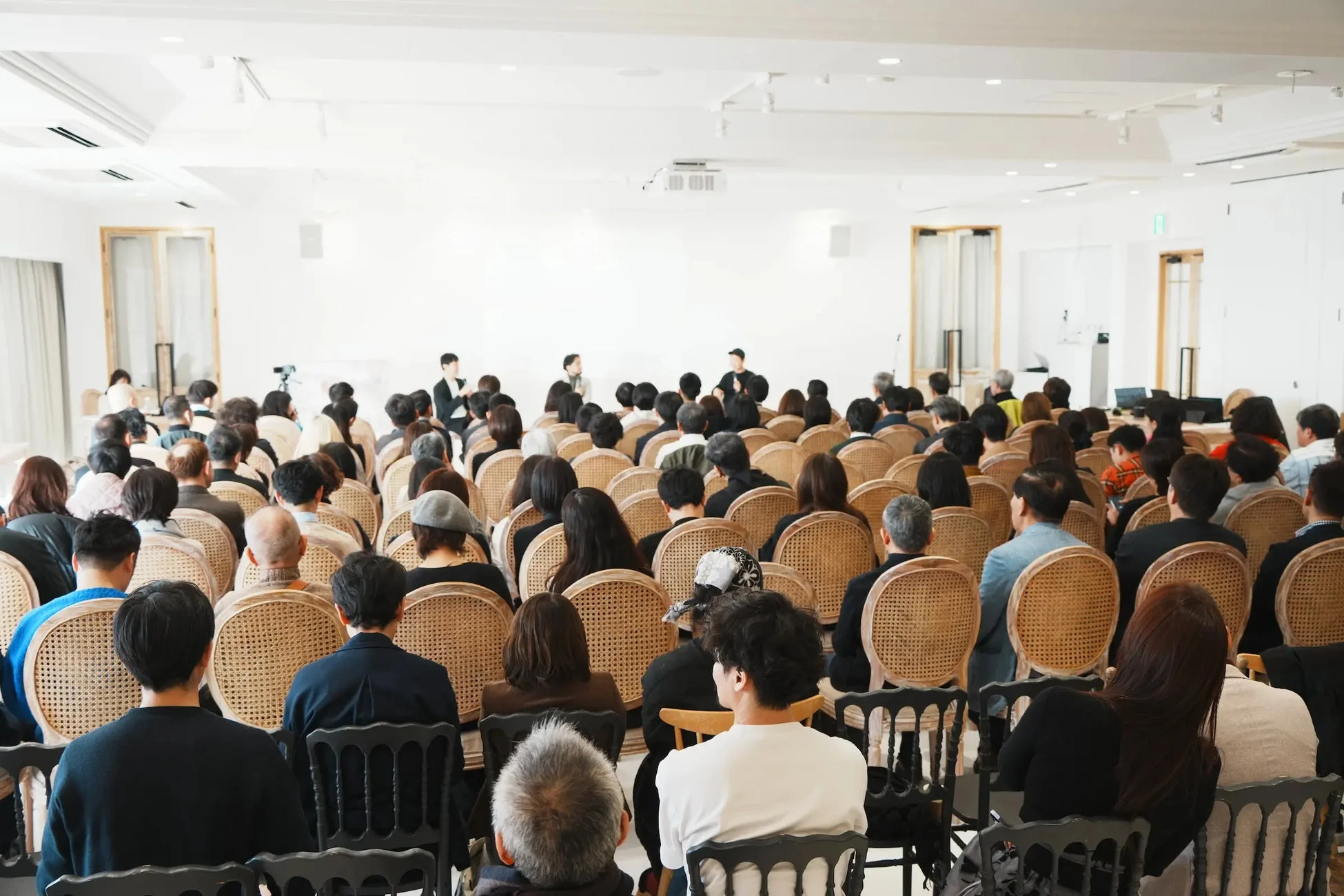 多くの人々が講師の方々の話を聞いているイベントの様子