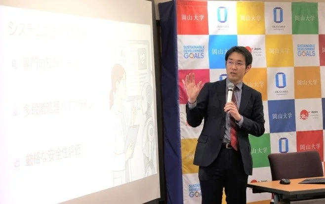 マイクを持って講演する男性