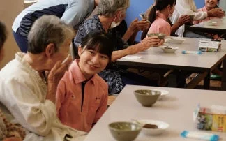 高齢者と若者が交流する様子