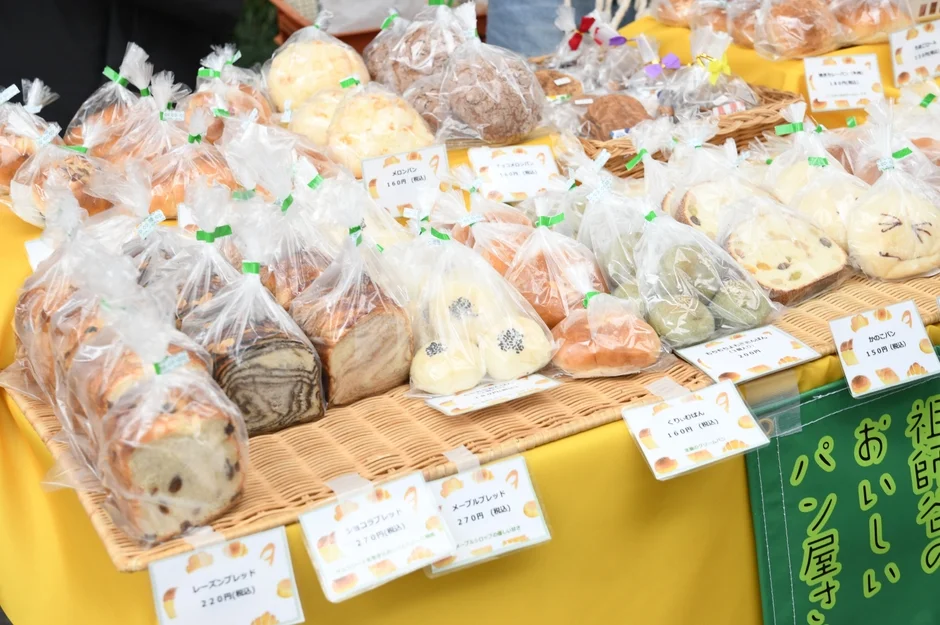 様々な種類のパンが個包装され、価格表示と共に並べられた販売ブース