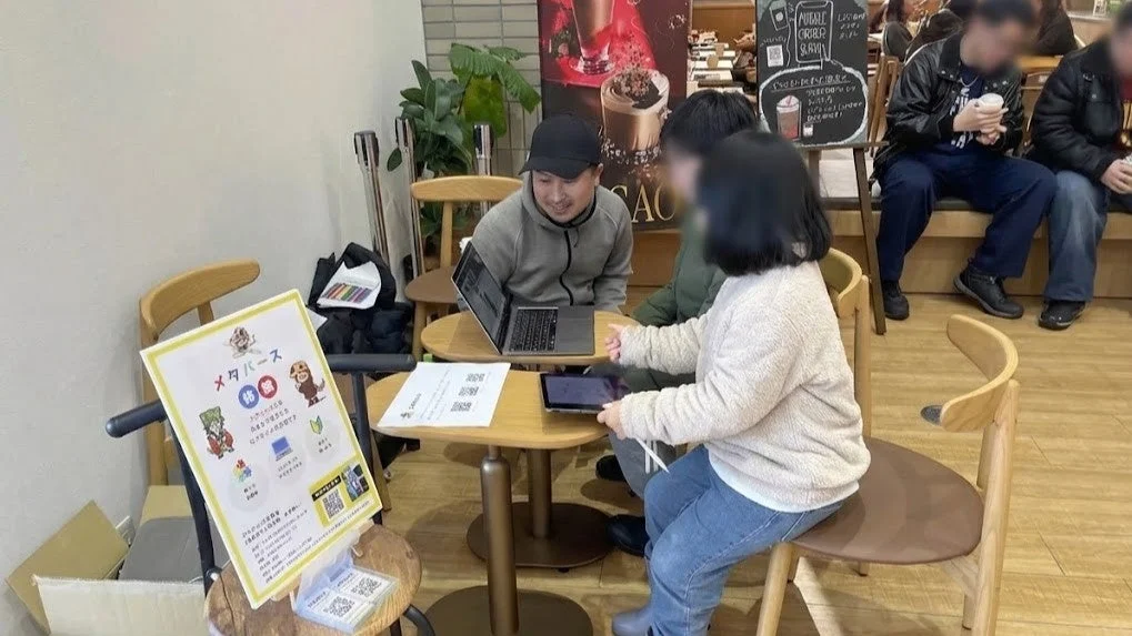 カフェでメタバースに関するイベントやワークショップが行われている様子