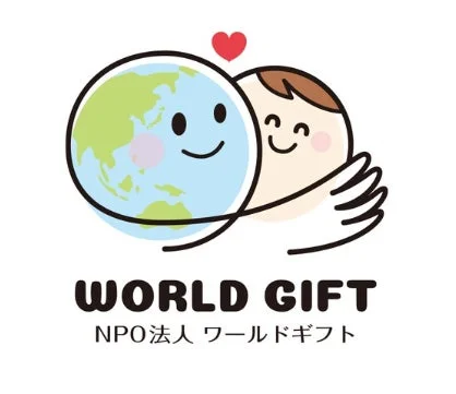 地球を抱きしめる笑顔のキャラクターのロゴ