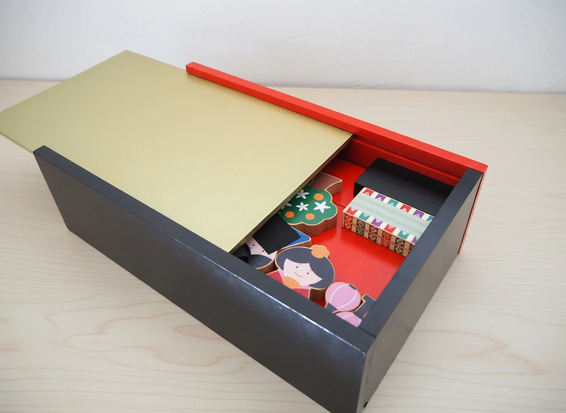 収納箱に収められたひな人形