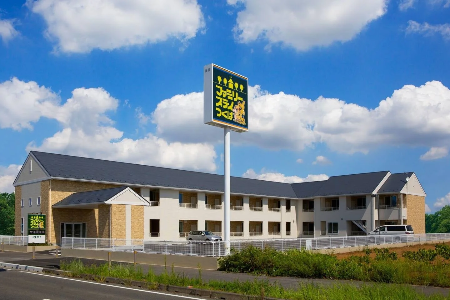 モダンな外観の2階建ての建物