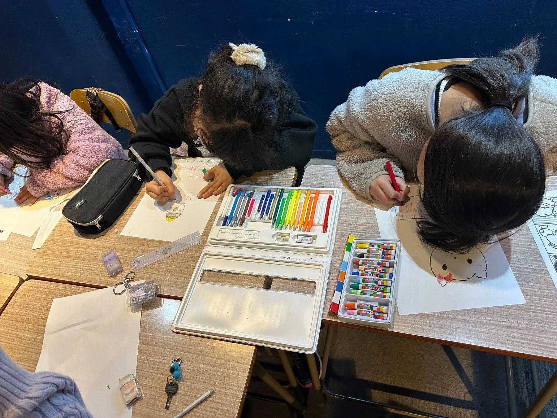 絵を描く子どもたち