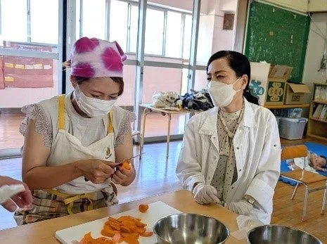 女性が野菜を調理している様子