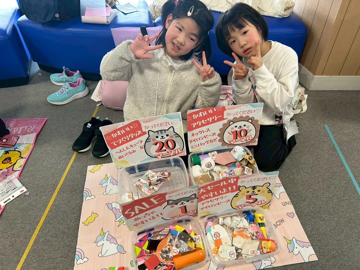 手作りの商品を売る子どもたち