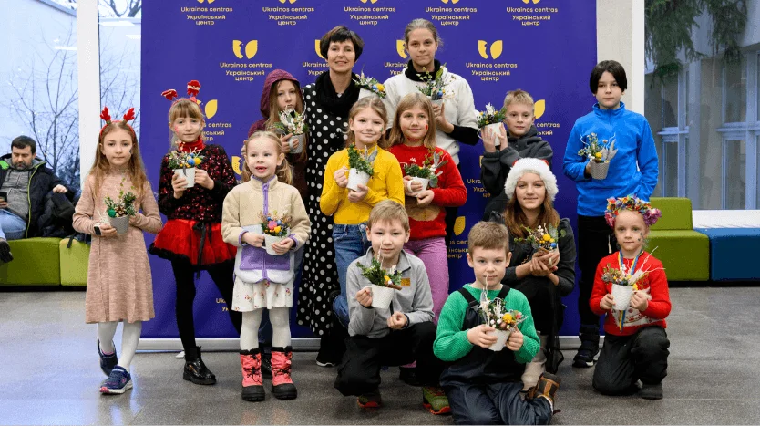 ウクライナセンターでの子供たちと大人