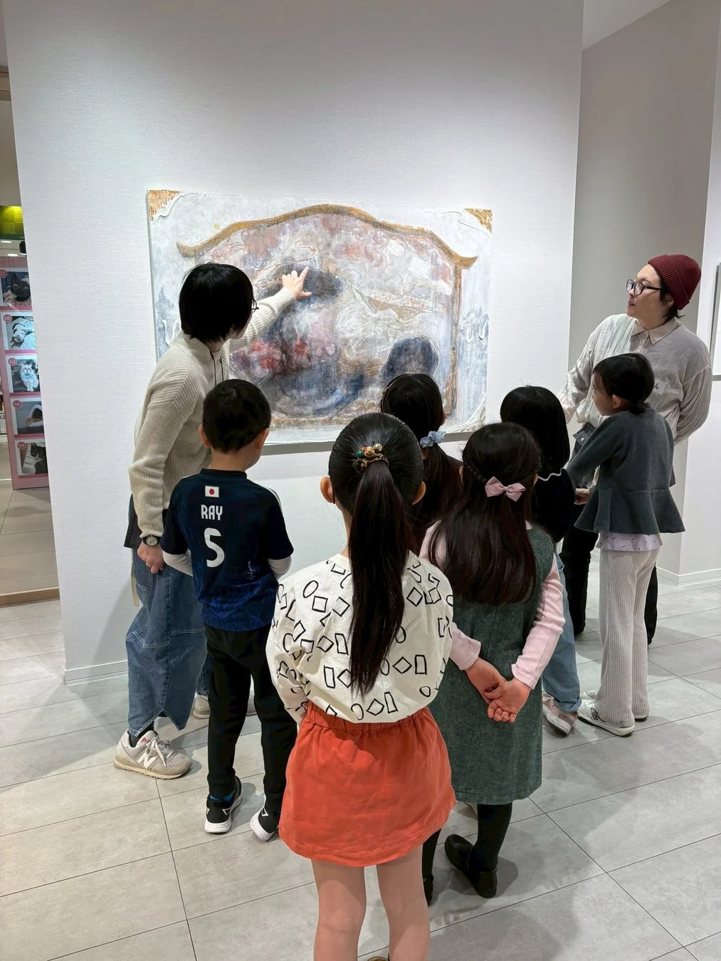 美術館で絵画を鑑賞する子どもたち