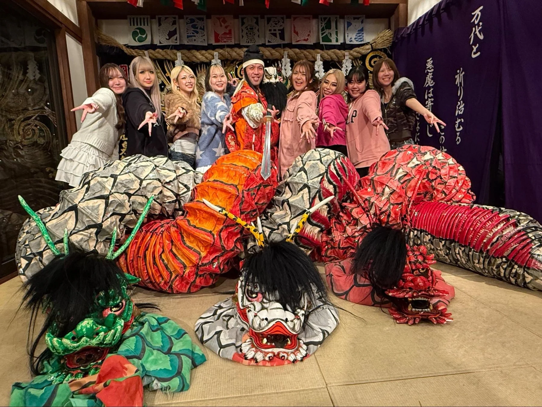 石見神楽の衣装を着た人々の集合写真