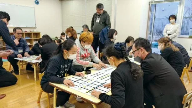 室内でボードゲームを楽しむ人々