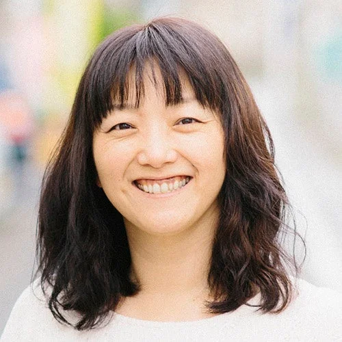 笑顔でカメラを見つめるアジア人女性のポートレート