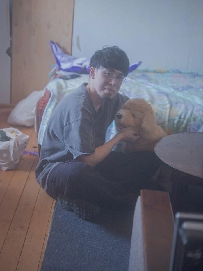 江頭誠氏と犬のぬいぐるみ