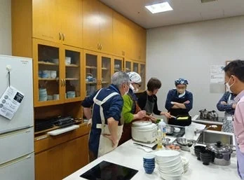 料理教室で活動する人々