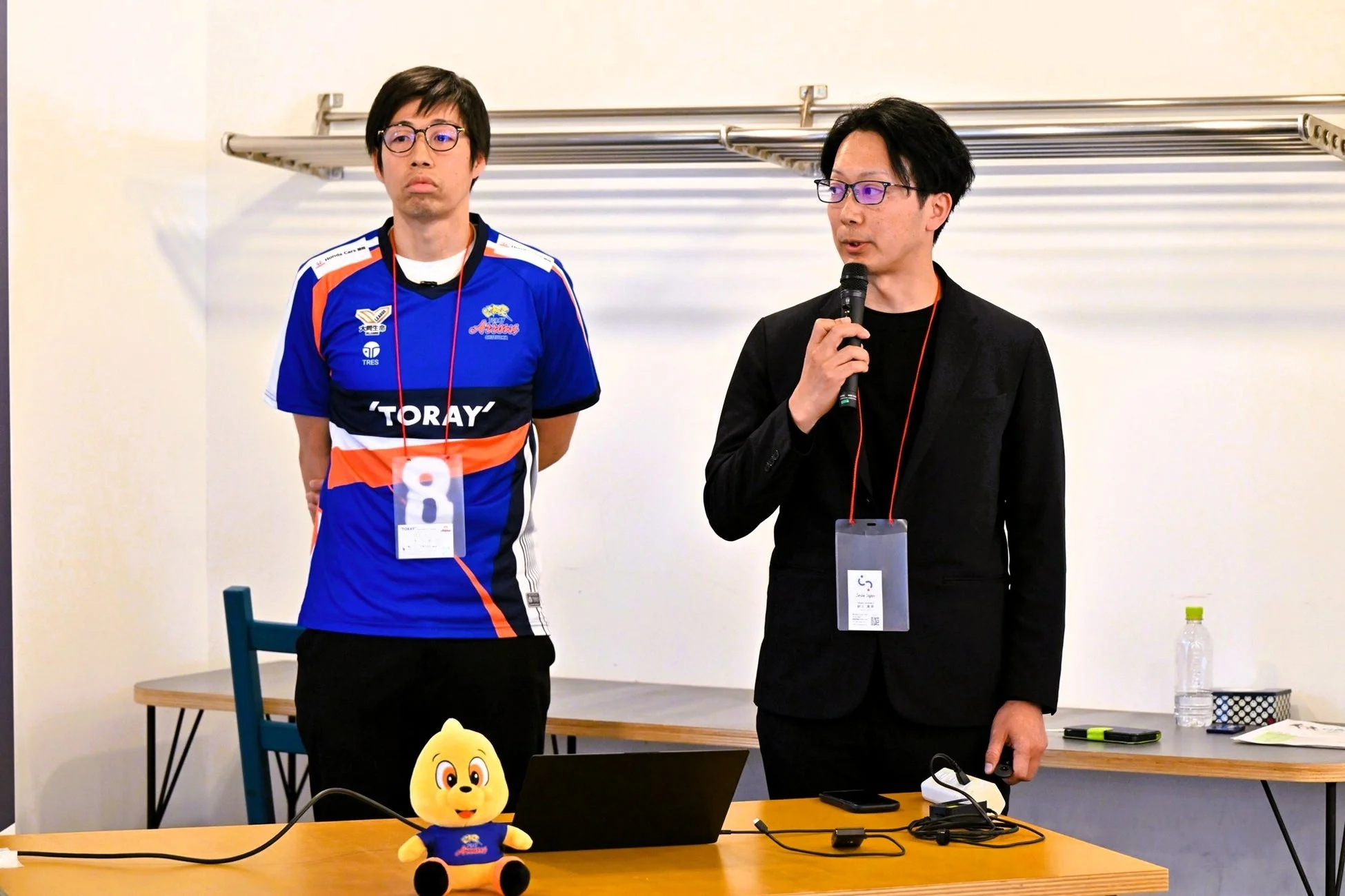 イベント会場で登壇する2人の男性