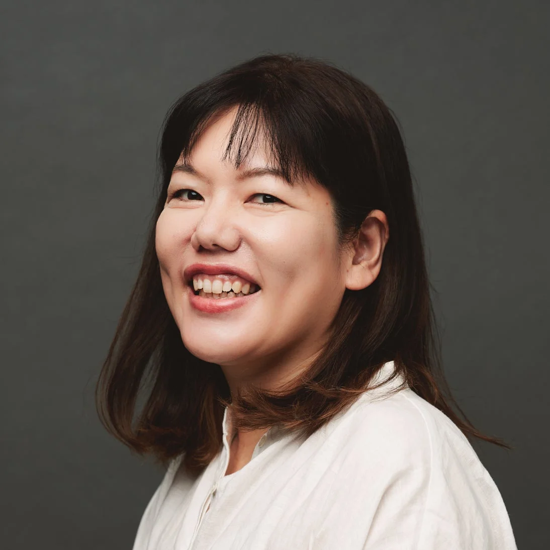 白いシャツを着て笑顔の女性