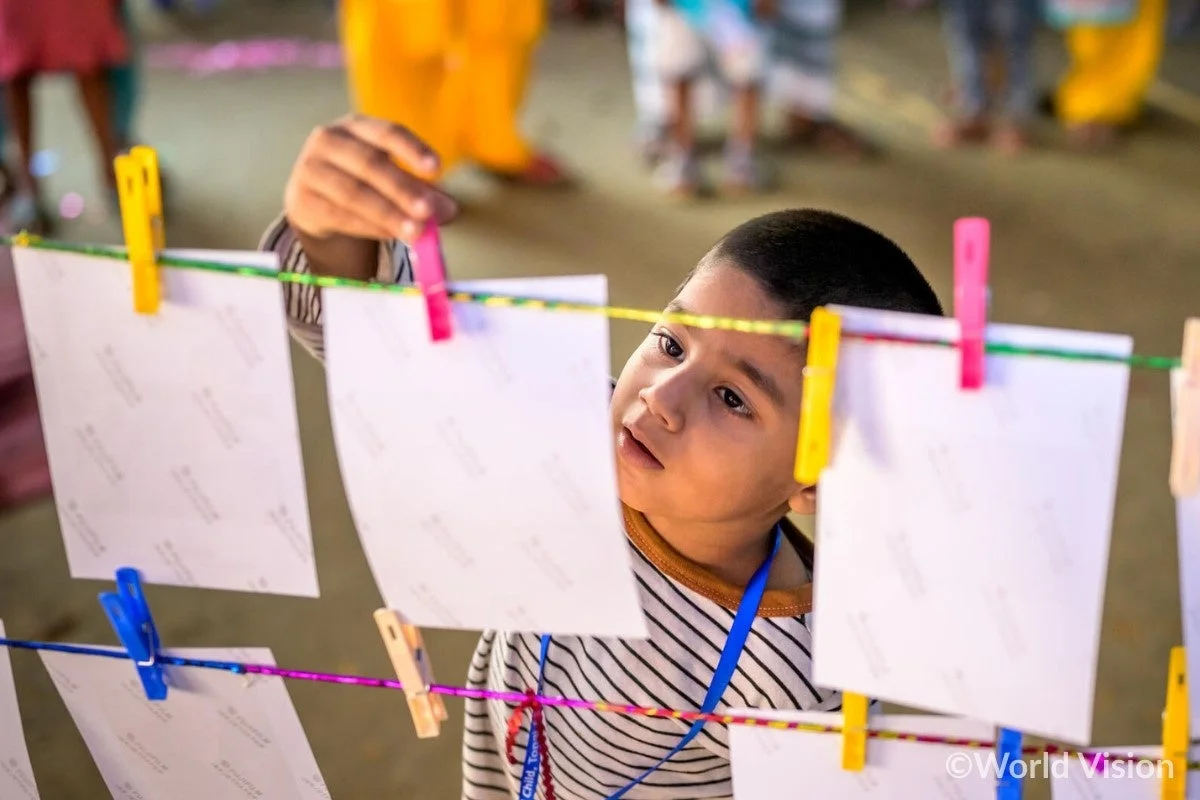 男の子が写真を見る様子