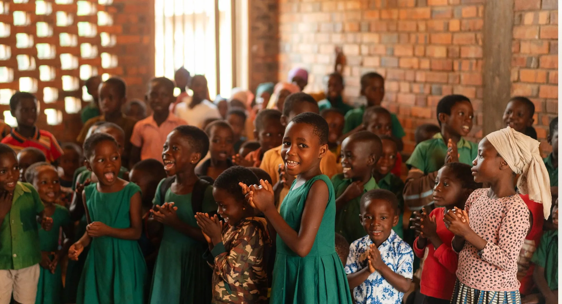 子供たちが笑顔で集まっている様子