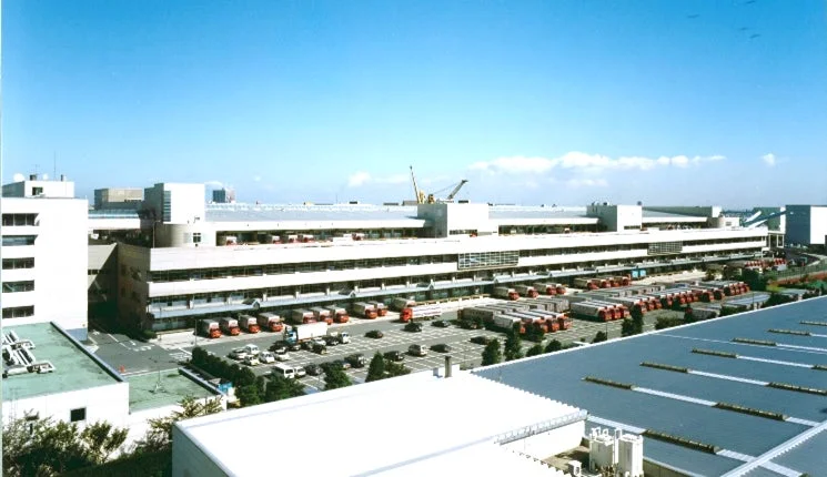 広大な敷地に建つ大規模な物流センターの俯瞰写真