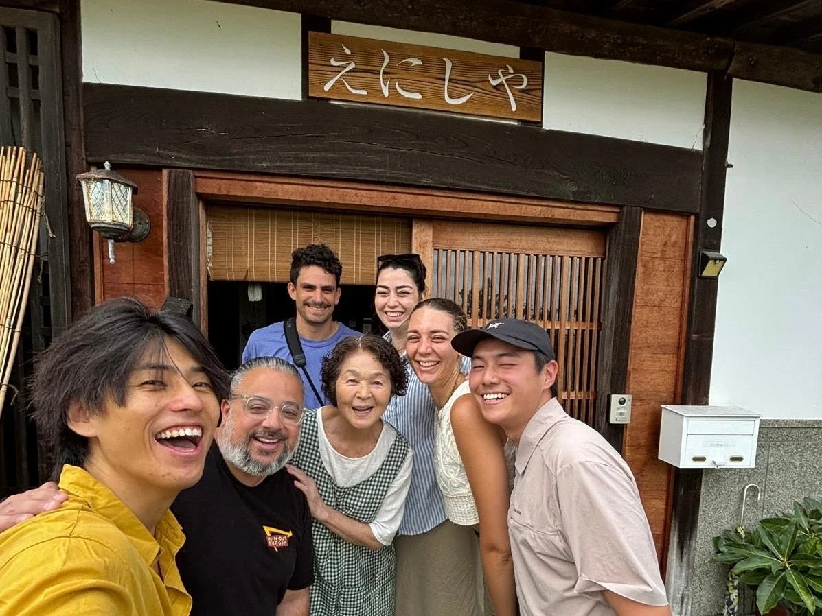 日本家屋前での集合写真