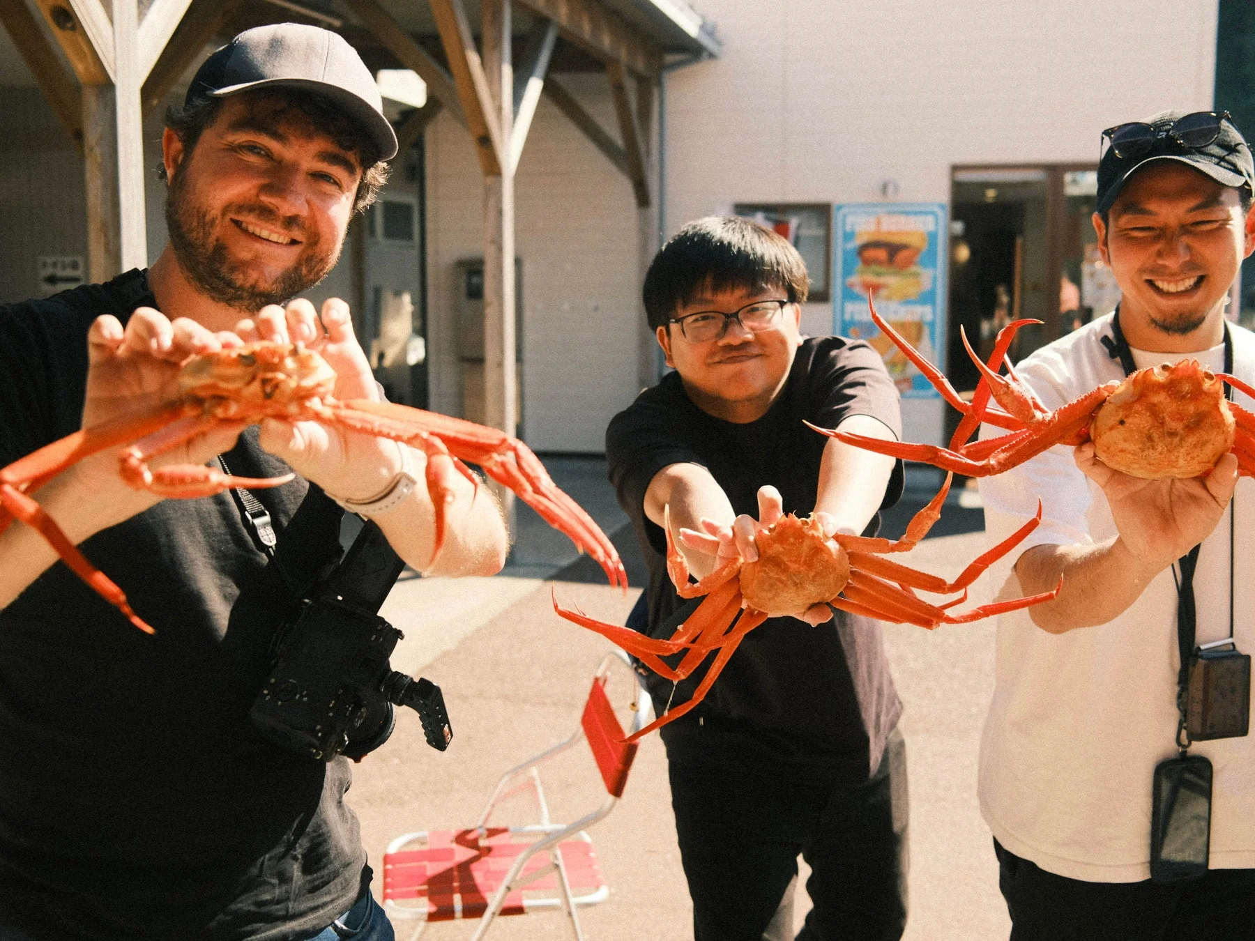 カニを持つ男性たち