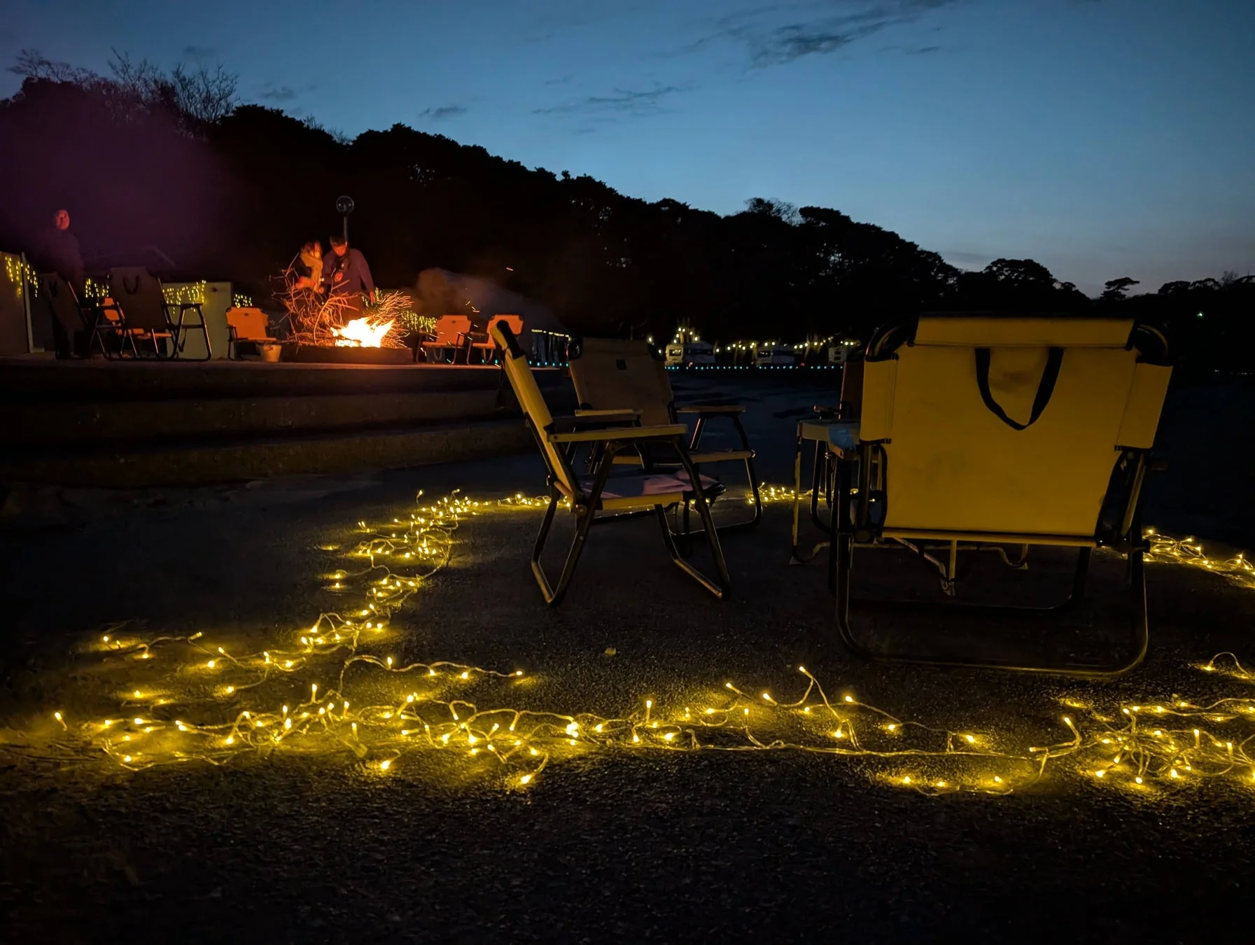 キャンプ、夜、焚き火、イルミネーション