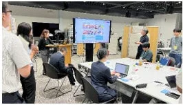 会議室で議論する人々