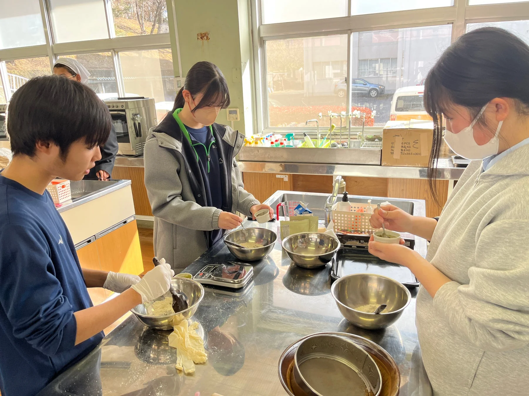学生が調理実習をしている様子