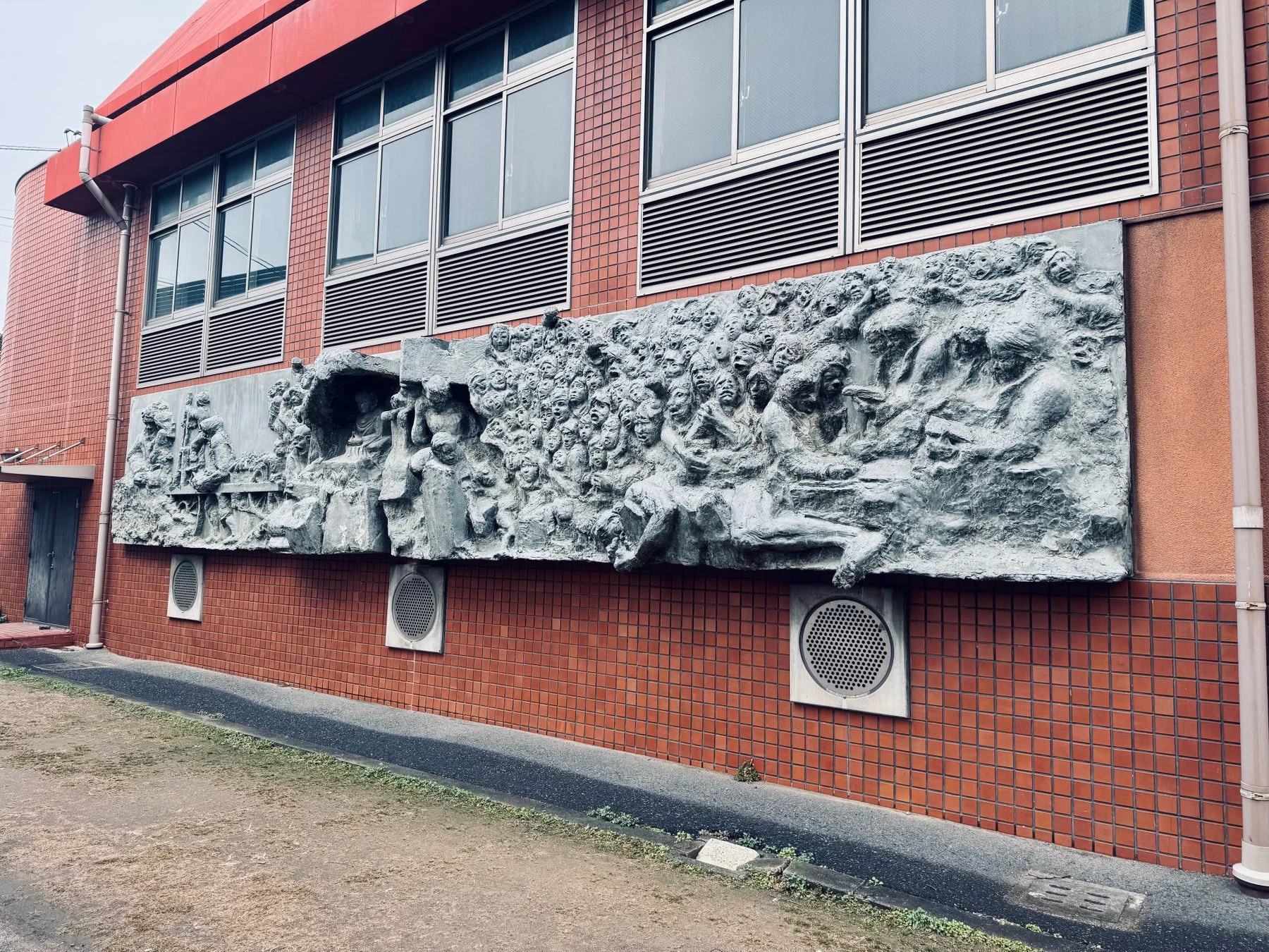 赤レンガの壁に設置された巨大なレリーフ彫刻
