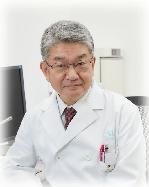 白衣を着用し眼鏡をかけたシニアの男性医師