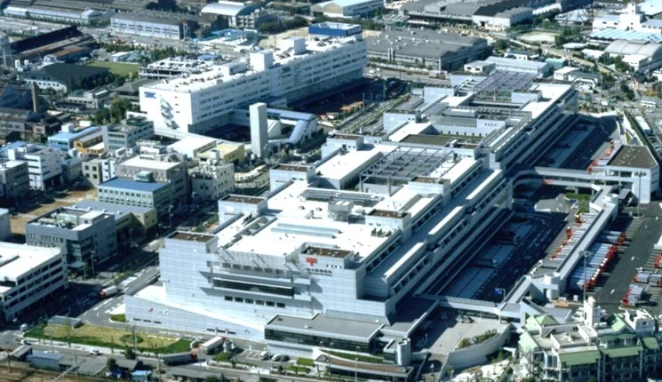 日本郵政のシンボルが見える大規模な建物群を上空から捉えた写真