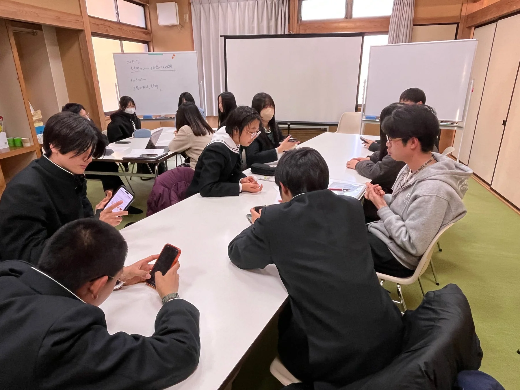 学生が会議、グループワークをしている様子