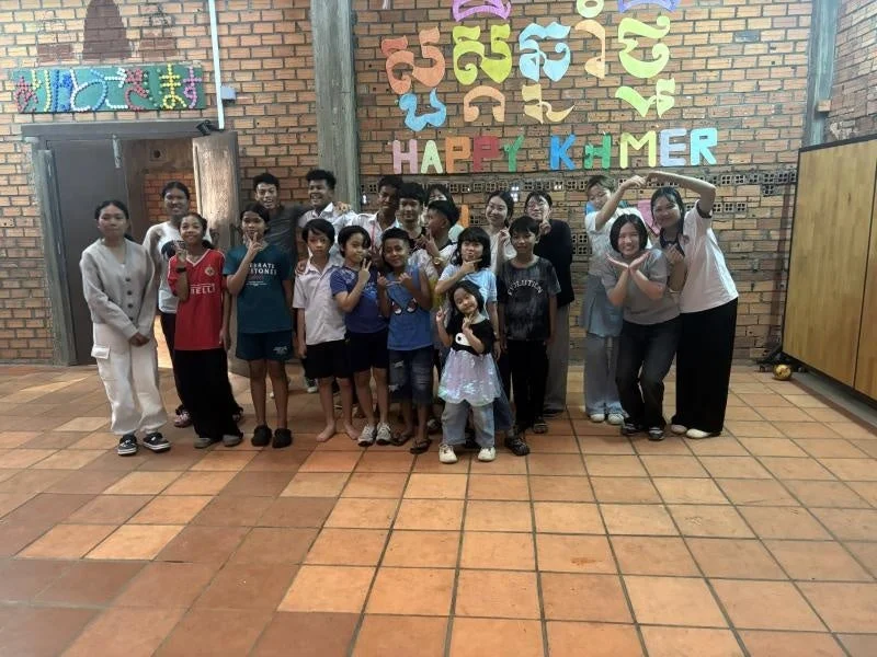 子供と大人の集合写真