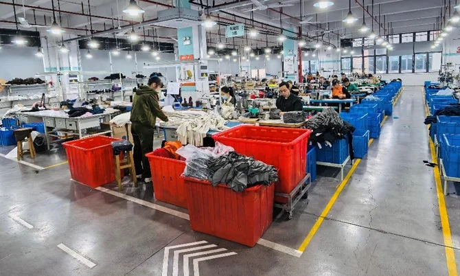 衣料品の製造に従事する作業員