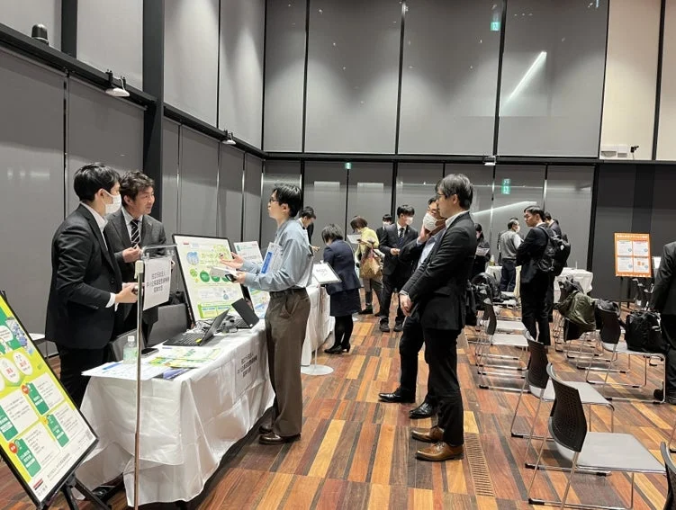 展示ブースでの交流