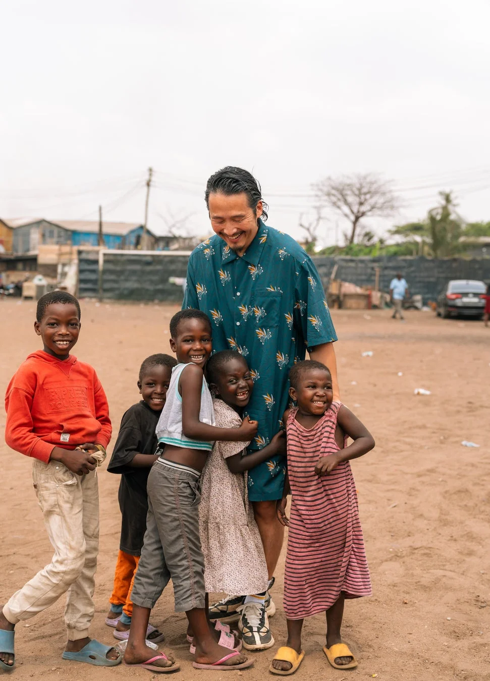 男性が子供たちに囲まれている様子