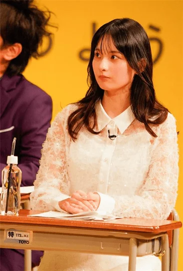 女性が真剣に話を聞いている写真