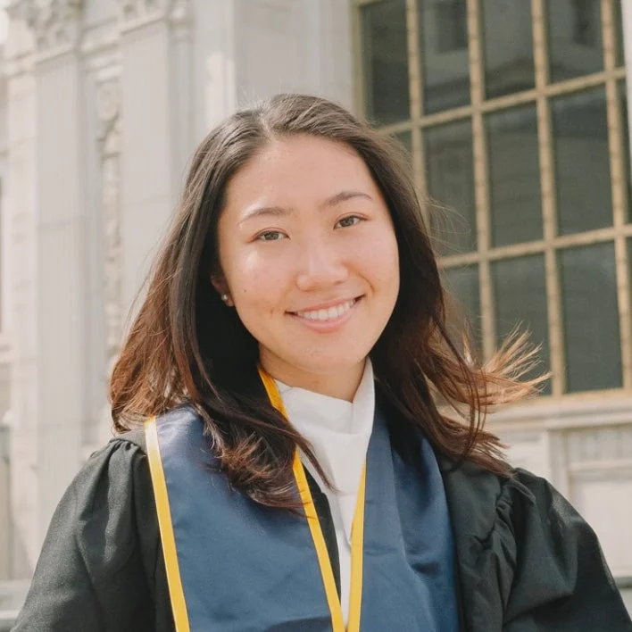 卒業ガウンを身につけ笑顔の女性