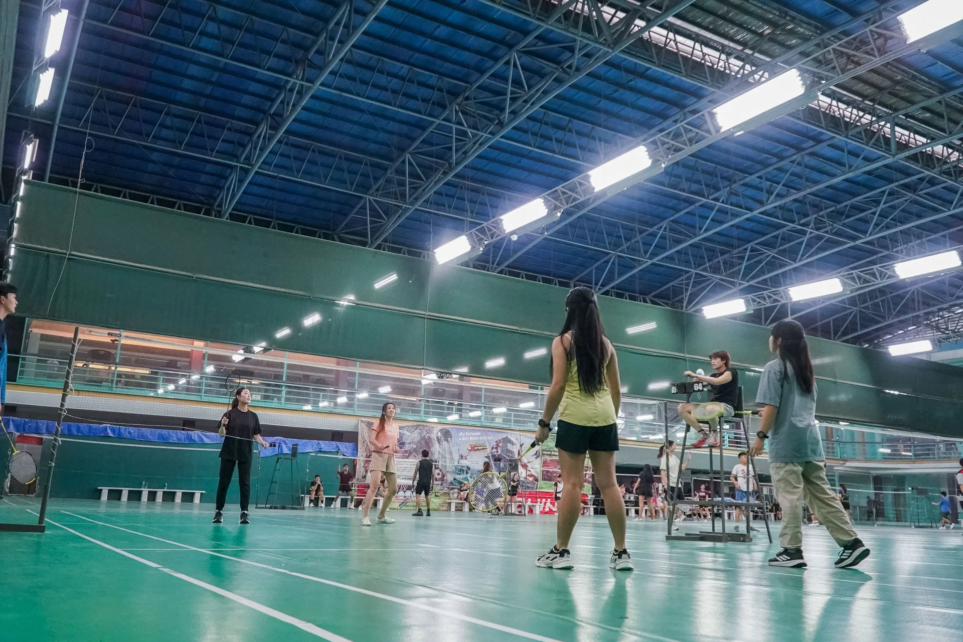 バドミントンを楽しむ人々