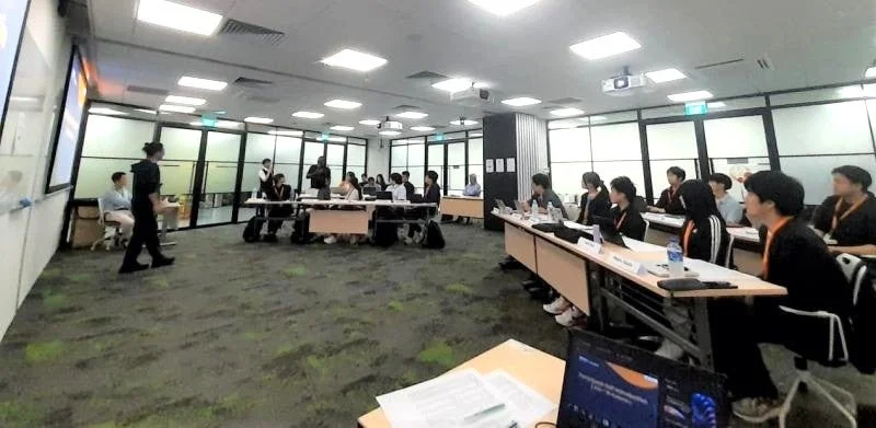 会議室でワークショップに参加する様子