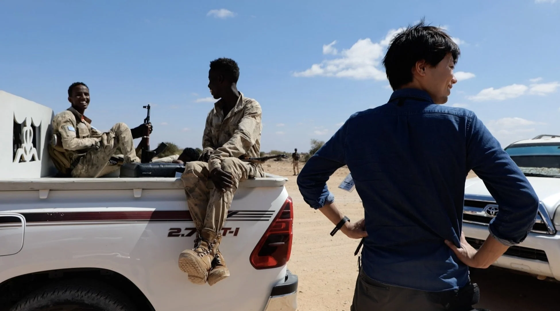 兵士、軍服、銃、ピックアップトラック、砂漠の画像