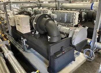工場や大規模施設で使用される大型の産業用チラーまたは冷却装置