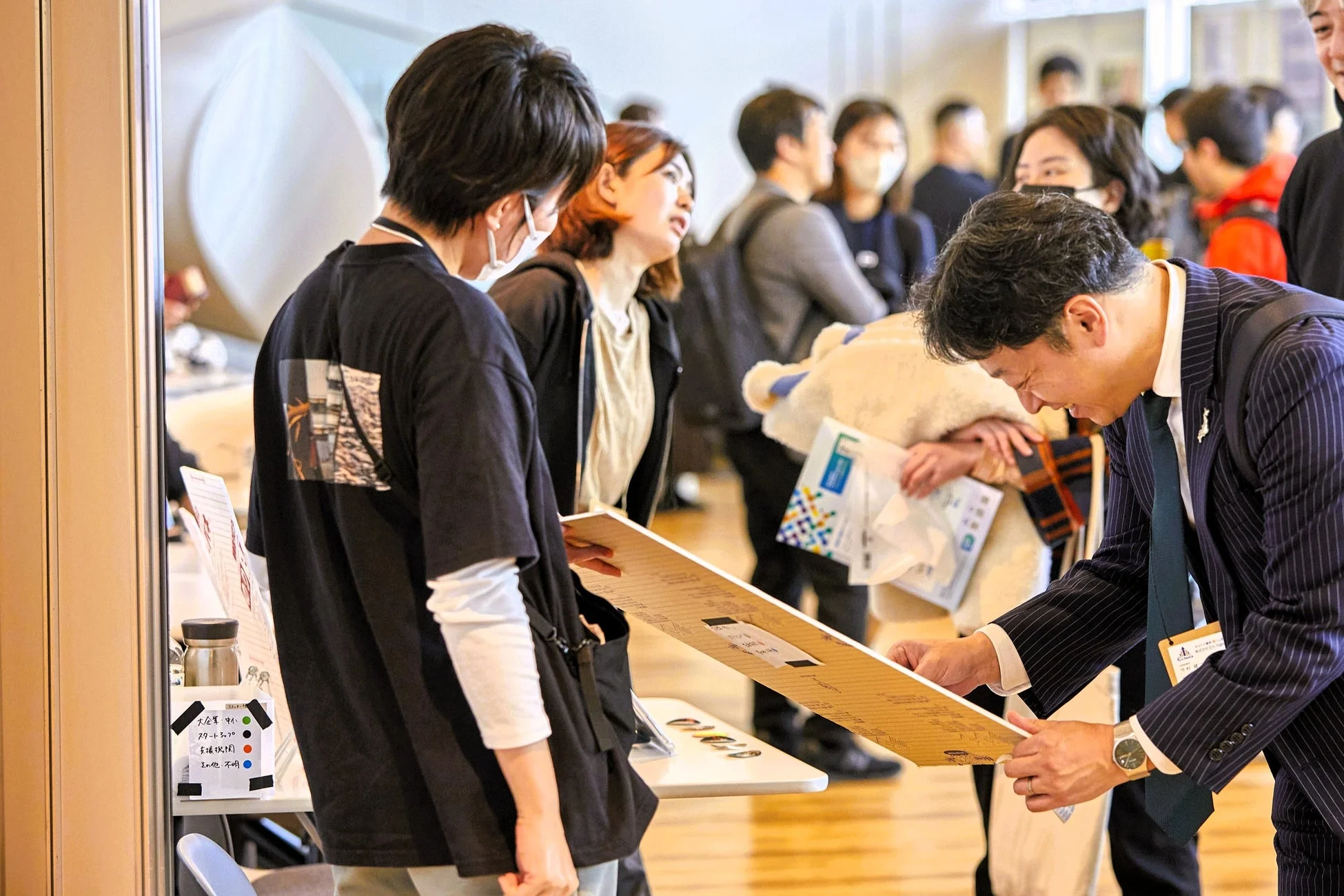 イベント会場で活発に交流する参加者たち
